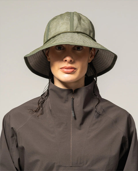 Hermanos Koumori: Mesh Bucket Hat - SIlver Cloud/Beetle