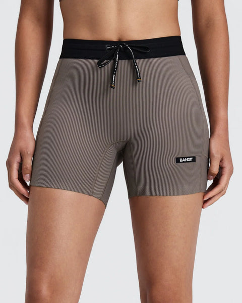 Bandit Running: Women's Striped Cadence 5" Compression Shorts - Concrete Taupe / Cocoa